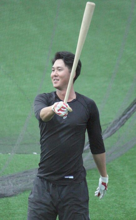 試合が雨天中止となり、室内練習場で打撃練習を行う巨人・秋広（撮影・小島　和之）