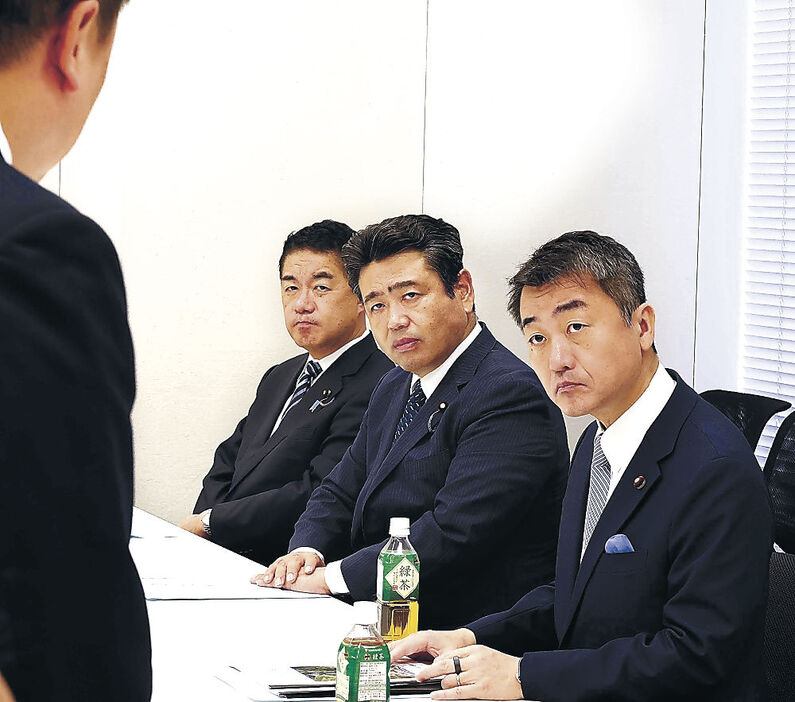 地元の要望を聞き取る（右から）佐々木、西田、小森の３氏＝９日午前１１時、国会内