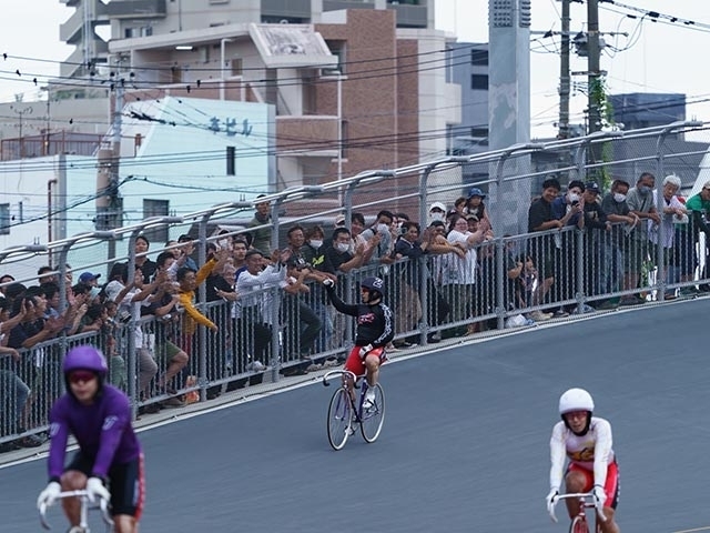 地元ファンも深谷の優勝に沸く(写真提供:チャリ・ロト)