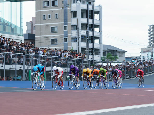 最終ホーム、坂井洋(7番車)が後方から加速(写真提供:チャリ・ロト)