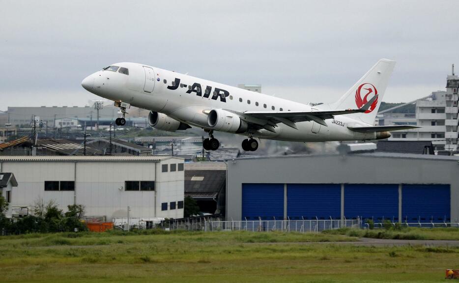 運航が再開し、宮崎空港を離陸した旅客機＝3日午前7時40分