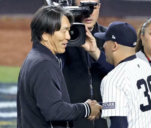 始球式を務めた松井秀喜さん（３０日、米ニューヨークで）＝片岡航希撮影