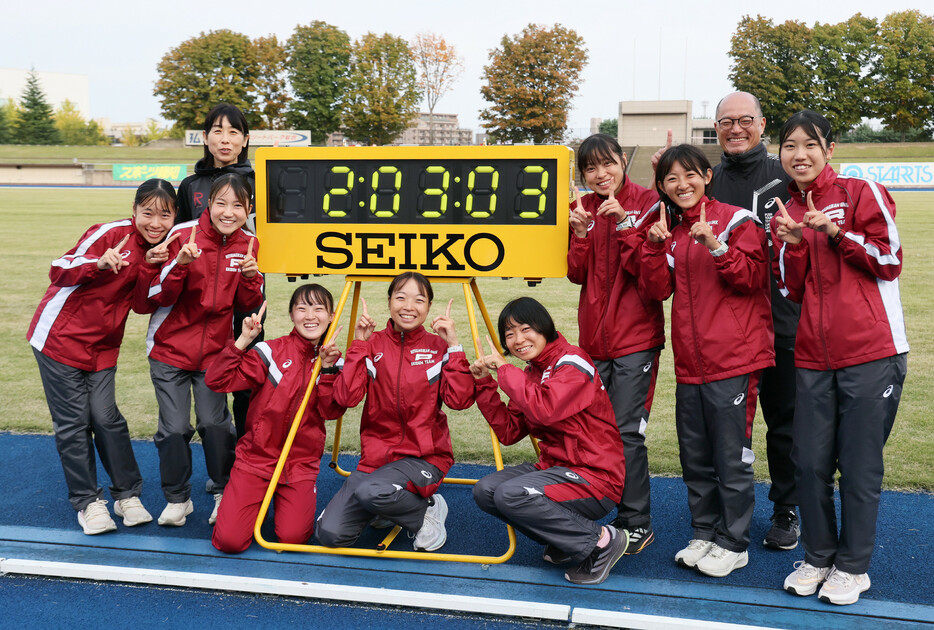 第４２回全日本大学女子駅伝対校選手権。９年ぶりに優勝を果たし、笑顔で撮影に応じる立命大の選手ら＝２７日、弘進ゴムアスリートパーク仙台