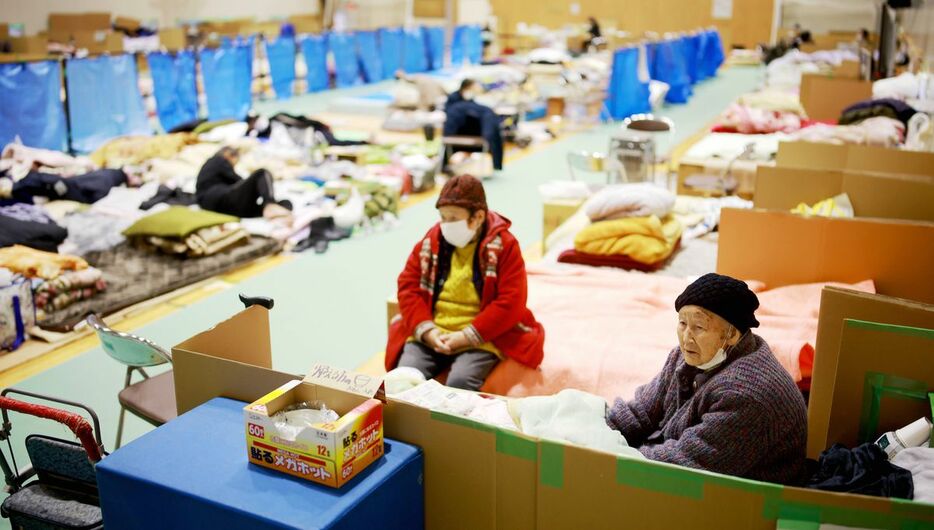 能登半島地震で甚大な被害を受けた石川県能登町で、小学校に設けられた避難所に身を寄せる人たち＝1月17日（渡辺恭晃撮影）