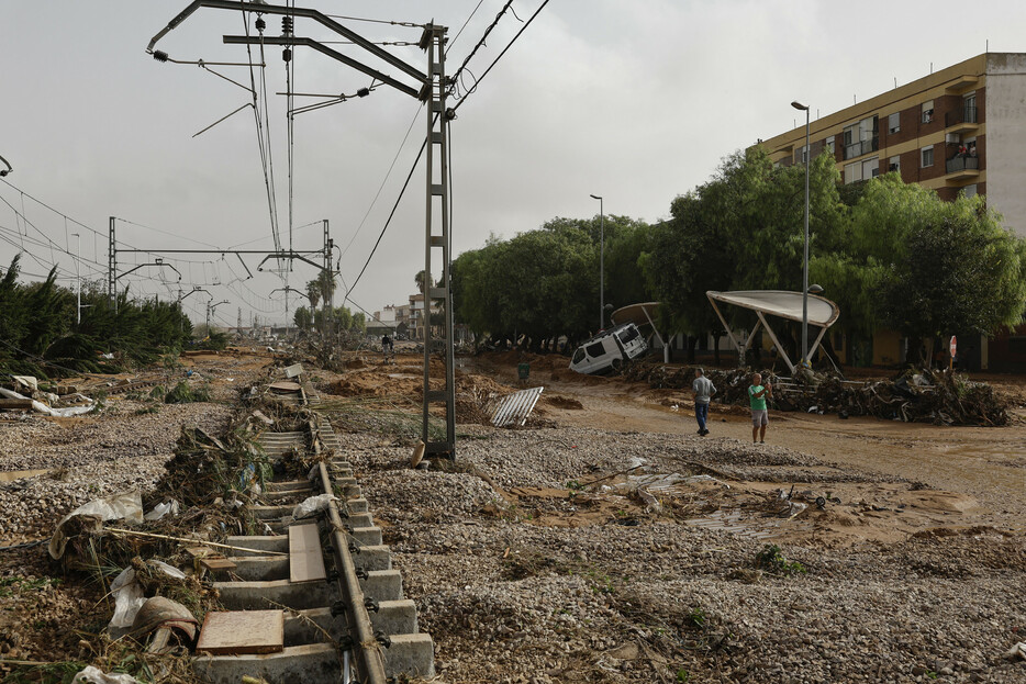 スペイン東部バレンシア自治州などで豪雨による洪水被害が発生し、同国メディアは３０日、少なくとも６２人が死亡したと報じた。犠牲者は増える可能性がある。写真は洪水により損壊した線路。