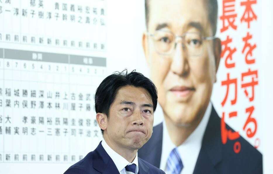 開票が始まり記者団の取材に応じる自民党の小泉進次郎選対委員長=27日午後、東京・永田町の党本部（春名中撮影）