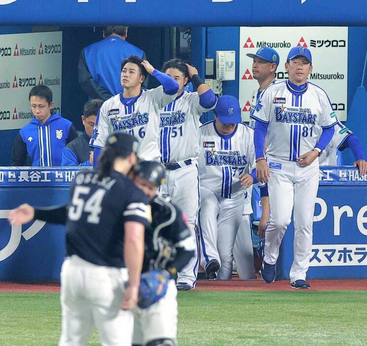 試合に敗れ、挨拶のためにグラウンドに出るDeNA・三浦大輔監督（右）ら＝横浜スタジアム（撮影・長尾みなみ）