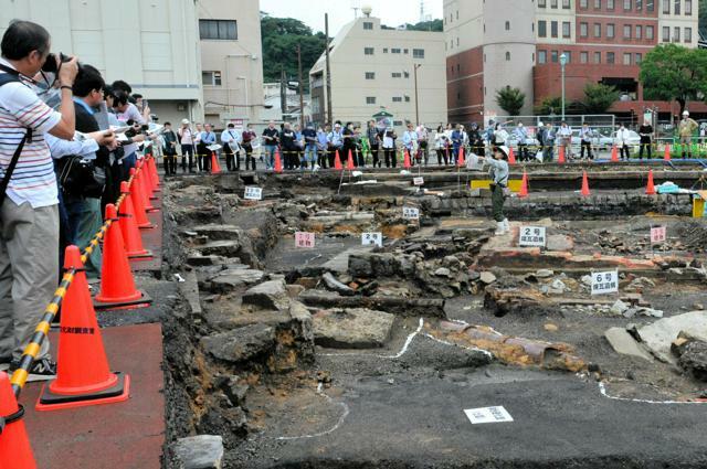 初代門司駅関連遺構の追加調査の現地説明会。出土した基礎やれんが跡などが公開された=2024年10月19日午後1時17分、北九州市門司区、興津洋樹撮影