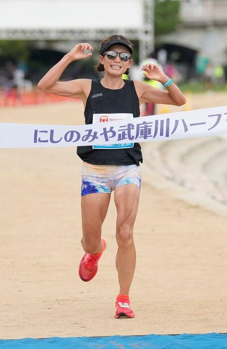 女子ハーフマラソンで優勝した村田さやかさん（撮影・甘利慈）