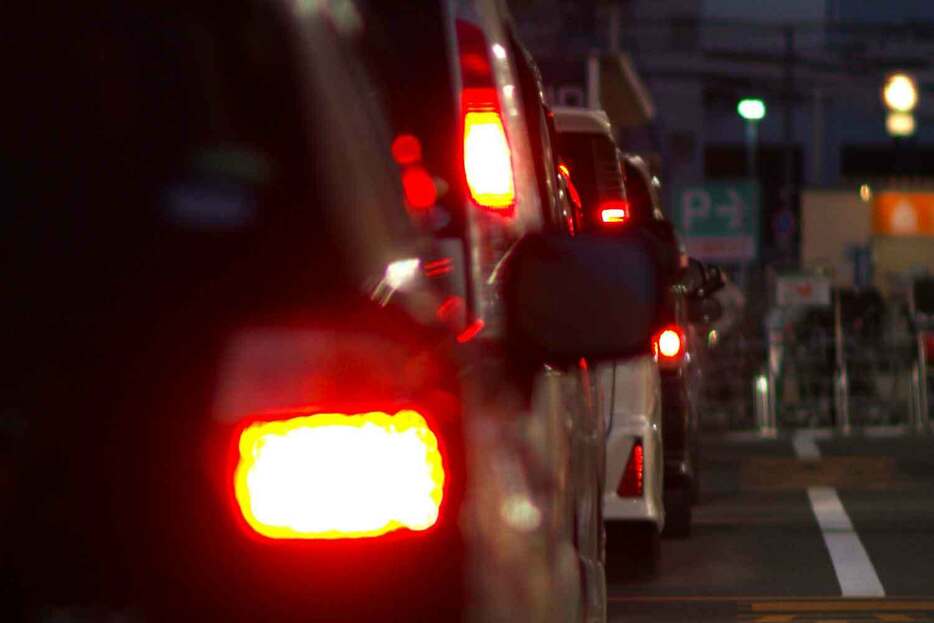 土日や祝日など、繁華街や行楽地で駐車場待ちの車列ができることがある。このとき、車列ができた道路が駐停車禁止であっても、やむを得ない事情として例外的に扱われる可能性が高い