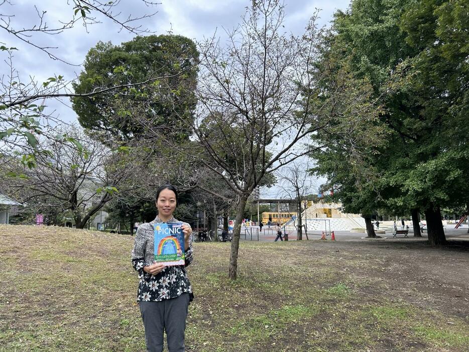 会場となる飛鳥山公園で参加を呼びかける北区ハッカパークの斉藤さん