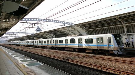 高架複々線区間の途中にある小田急電鉄の喜多見駅。同駅で交代する乗務員の姿をよく見かける（記者撮影）