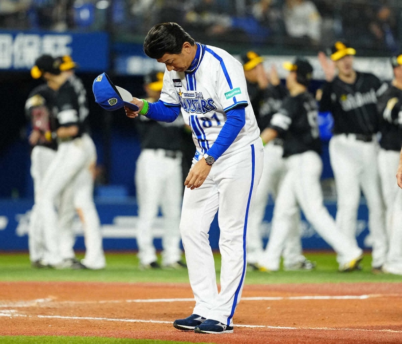 ＜D・ソ＞試合後スタンドに向かってあいさつする三浦監督（撮影・島崎忠彦）