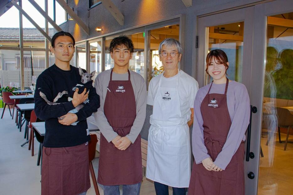 来店を呼びかけるスタッフ