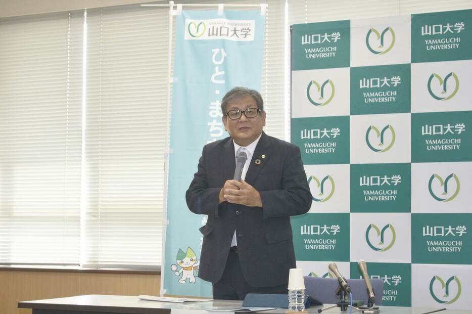 来年度新設する学環について説明する山口大の谷沢幸生学長＝17日、山口市吉田