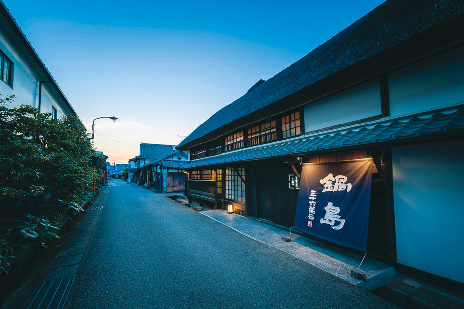 格子戸が美しい商家の佇まい。浜宿の街並を守りたいという想いからオーベルジュを開業。酒造りと町づくり事業も継続して行っている。