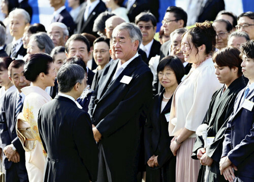 秋の園遊会で陸上女子やり投げの北口榛花さん（右から３人目）と歓談される天皇、皇后両陛下（３０日午後、東京都港区の赤坂御用地で）＝須藤菜々子撮影