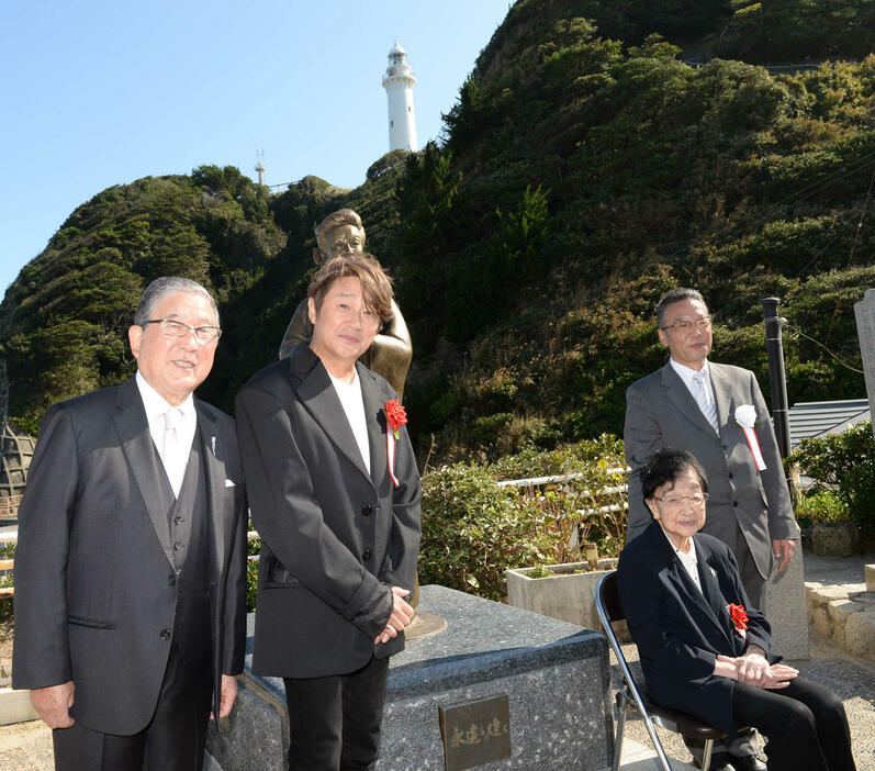 福島・いわき市で行われた美空ひばりさん像の除幕式に参加した、左から徳光和夫、近藤真彦、石井ふく子さん、加藤和也さん