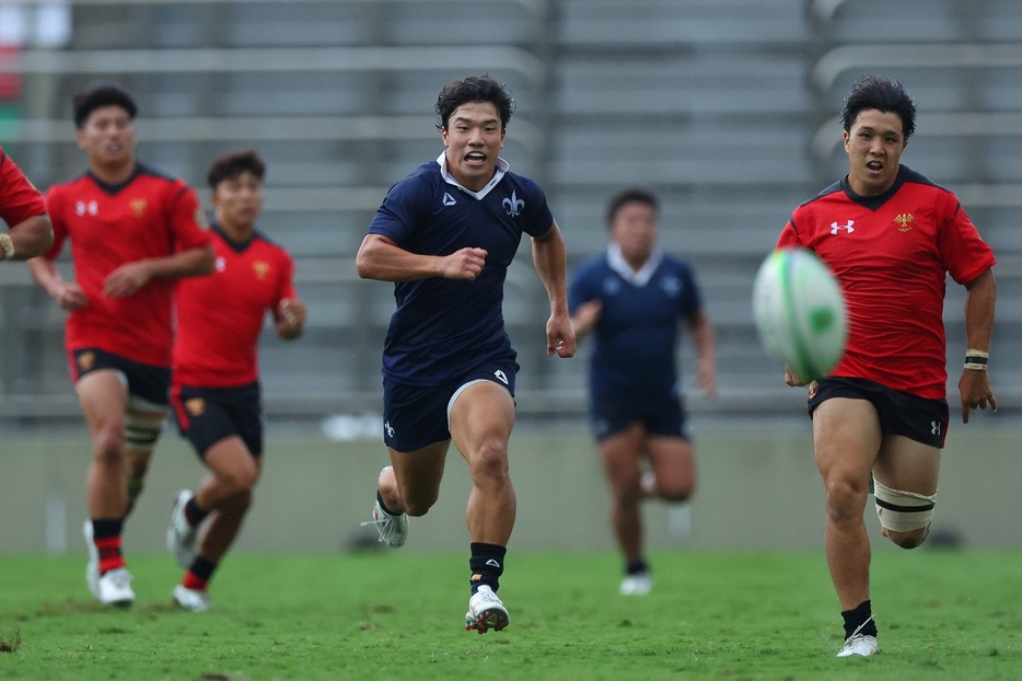 帝京大戦で全力チェイスを見せる。エッジでロングゲインを勝ち取るシーンも作った（撮影：長尾亜紀）