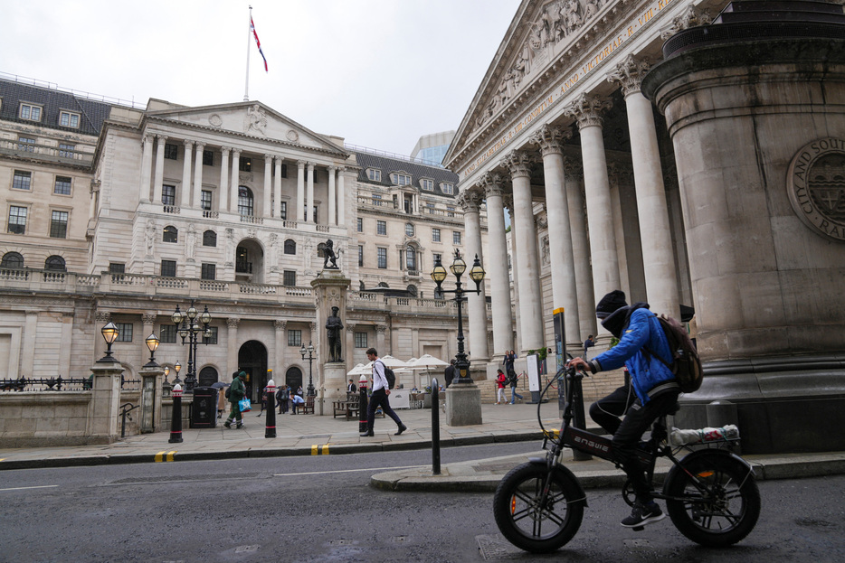 イングランド銀行（英中央銀行）のグリーン金融政策委員は２２日、９月の英消費者物価（ＣＰＩ）が大幅に鈍化したのは、変動の激しい構成要素によるものだと述べた。写真は７月３日、ロンドンで撮影（２０２４年　ロイター/Maja Smiejkowska）