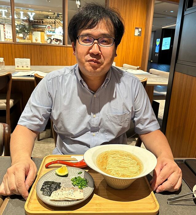 かずあっきぃ（通称・ラーメン官僚）●本職は官僚。大学時よりラーメンの食べ歩きを始める。「COWCOWのまるまるラーメン最前線」（BSフジ）、「食楽web」をはじめ、あらゆるメディアでラーメン連載を担当している。年間700杯食べる秘訣は「ラーメン以外を食べないこと」。