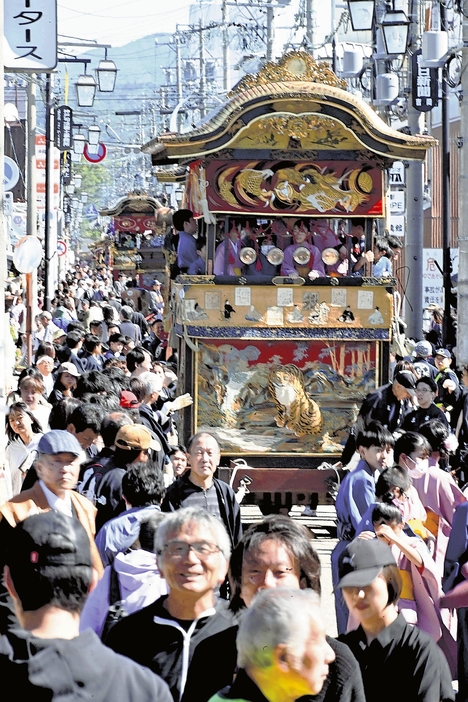 上野城下町を巡行する楼車（三重県伊賀市で）