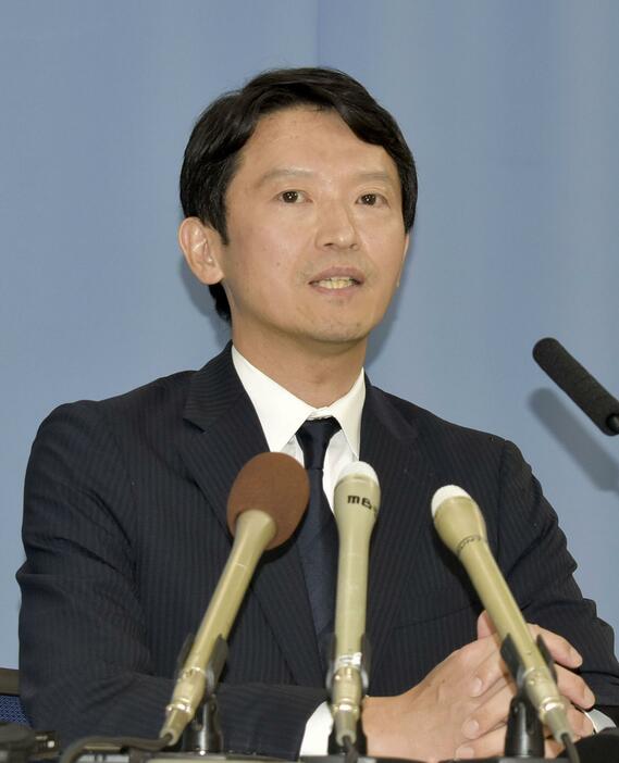 報道各社の取材に応じる斎藤元彦氏＝7日午後、兵庫県庁