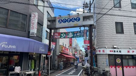 下町っぽさを残した「おぐぎんざ商店街」。尾久駅周辺に4つある商店街のうちの1つだ（筆者撮影）