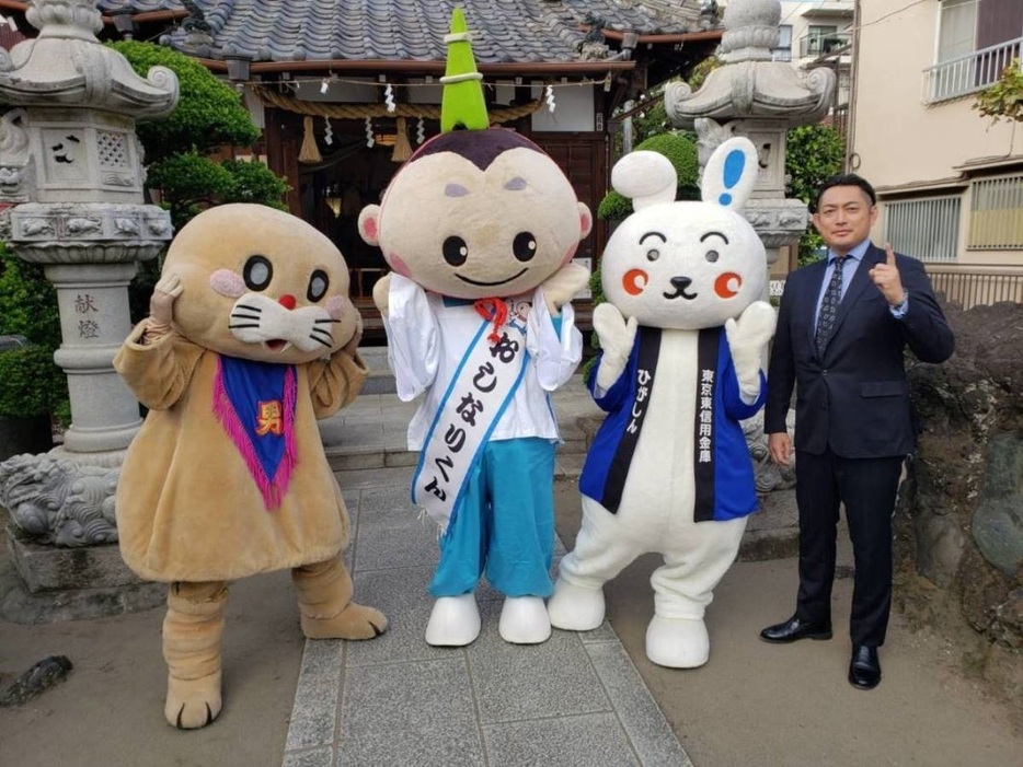 会見に出席したポコたん、おしなりくん、ひがぴょん、川松真一朗氏（左から）