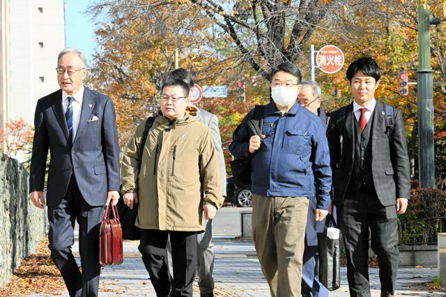 札幌高裁に入る原告男性と弁護団=2024年10月31日、札幌市中央区、上保晃平撮影