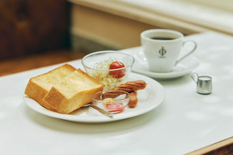 苦味と酸味のバランスがいいオリジナルブレンドコーヒーとセットのモーニング1,080円。デザートも朝から注文可。