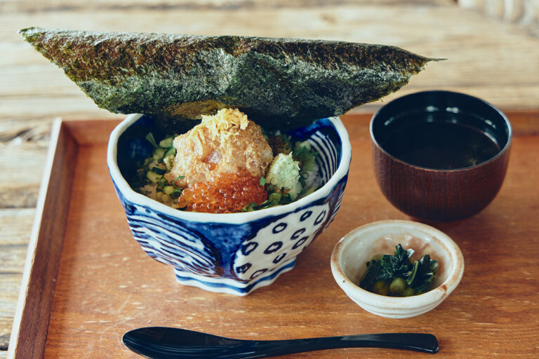 名物「まかない丼」1,780円には国産いくらもたっぷり。最後はお吸い物をぶっかけて、だし茶漬けにして。