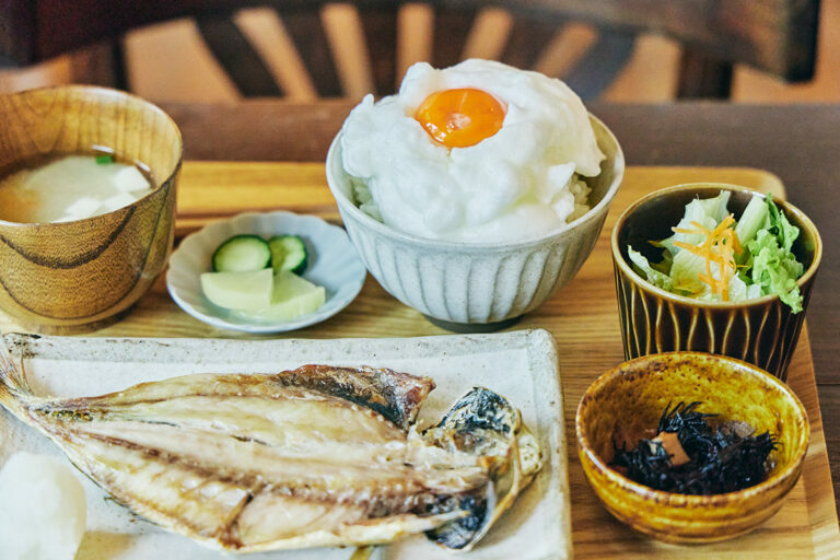 「アジ干物定食」1,000円（数量限定）、卵追加220円。麦味噌を使った味噌汁が優しい味。干物はお土産にも。