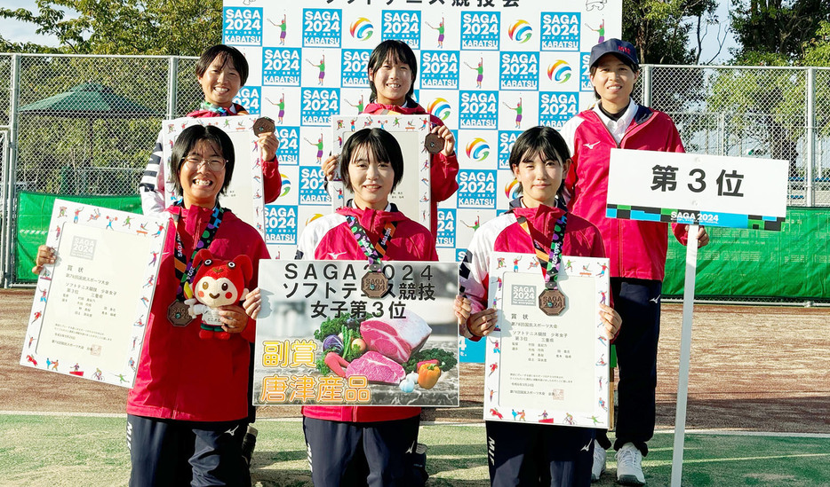 ソフトテニス・少年女子で3位に入った三重の皆さん＝佐賀県唐津市の松浦河畔公園庭球場で