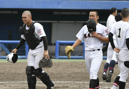 【初戦の岐阜第一戦でコールド負けを喫し悔しさをにじませる海星の水谷捕手（左）ら＝静岡市の草薙球場で】