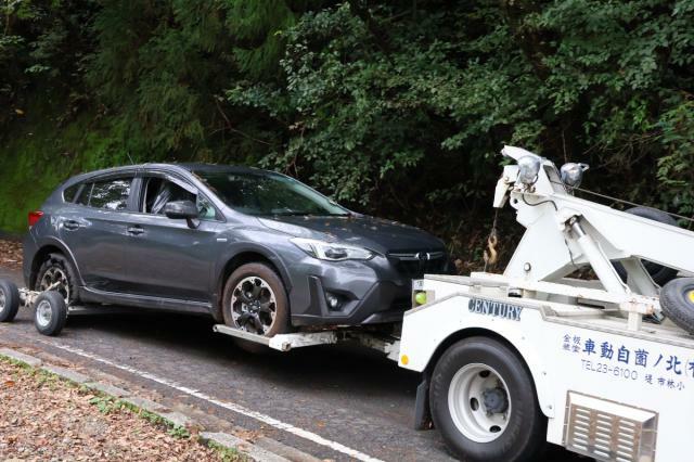 レッカー車で運び出される、小林市の強盗事件で奪われた乗用車＝５日午前、高原町蒲牟田