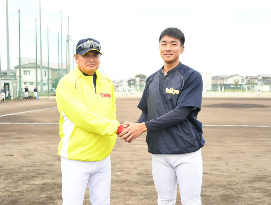 ロッテ育成2位の帝京長岡・茨木（右）は芝草監督と握手