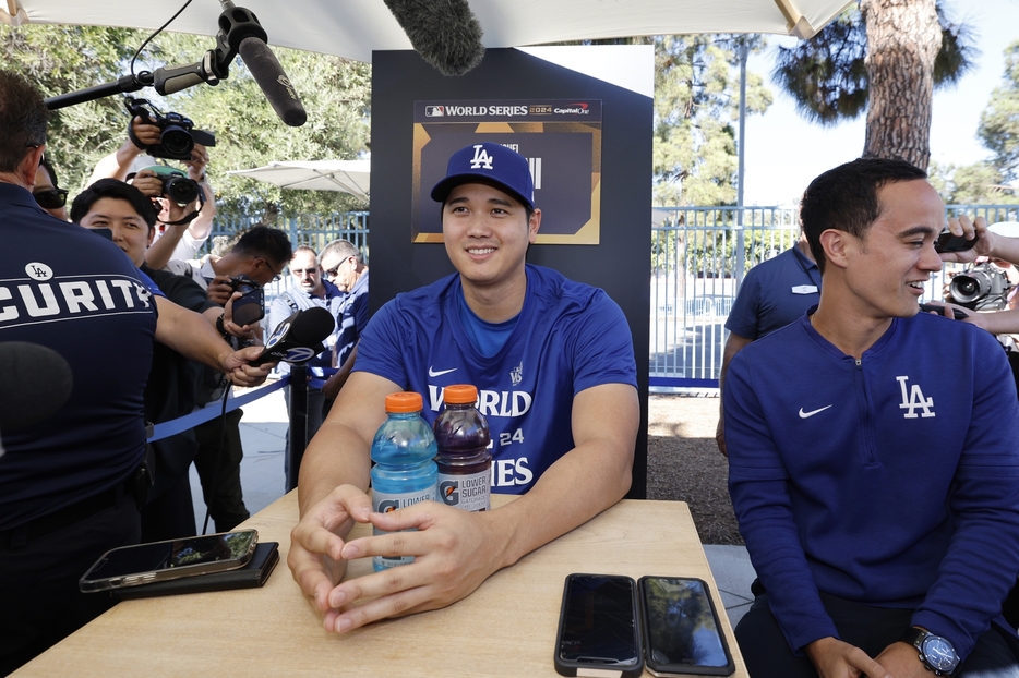 前日会見を行った大谷。あたりは人でごった返した(C)Getty Images