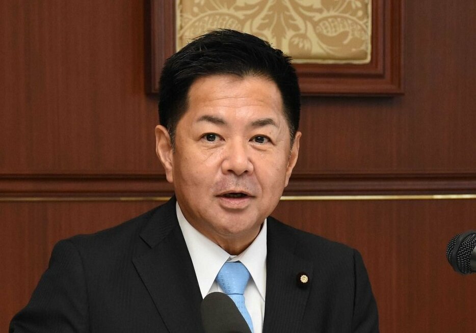 岐阜県知事選への出馬を正式に表明した渡辺猛之氏＝２日午前、岐阜市内のホテル