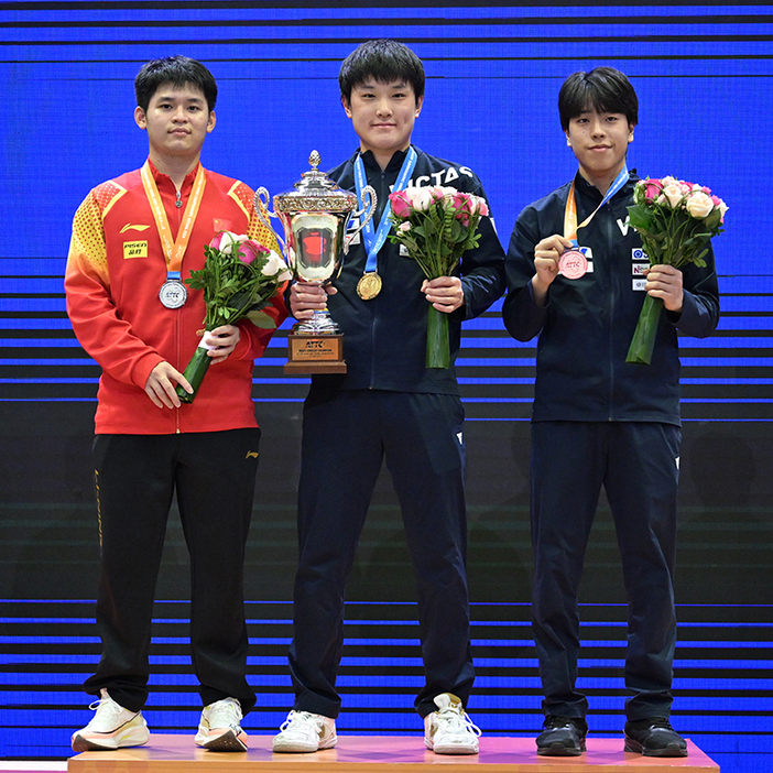 左から男子シングルス2位の林詩棟、優勝の張本智和、3位の篠塚大登（PHOTO：ATTU）