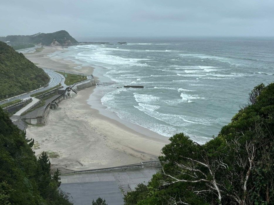 灯台からみた海。太平洋から吹き付ける雨風が強く感じた