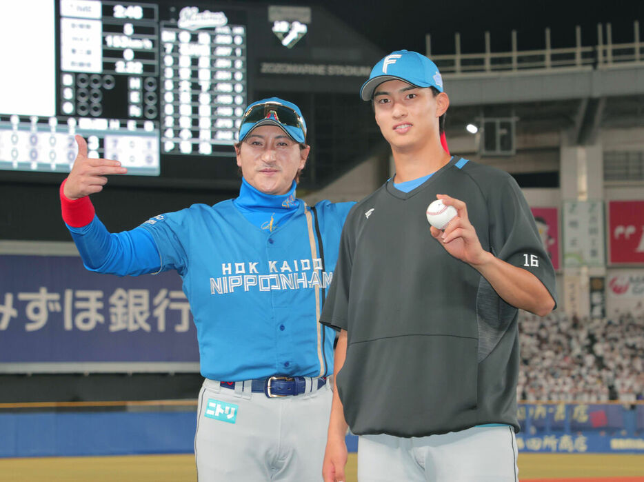 プロ初勝利を挙げ、新庄監督（左）から祝福される達（カメラ・越川　亘）