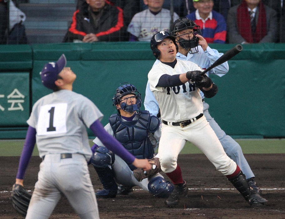 花巻東・大谷から左越え2ランを打つ大阪桐蔭・田端