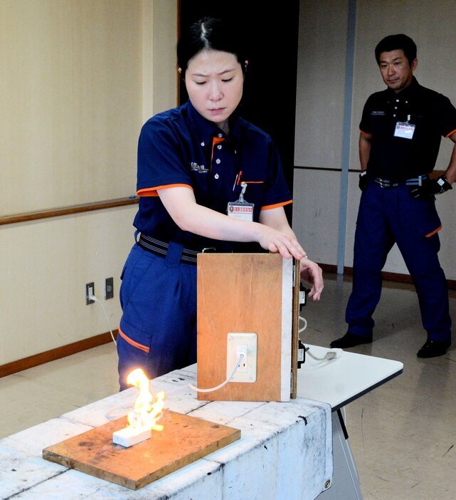 「トラッキング」を再現した火災実験（京都市中京区・市消防局）