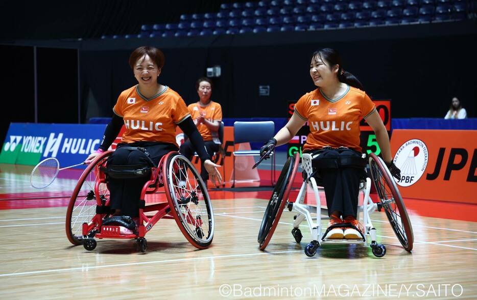 ペアとしてのラストマッチを勝利で飾った里見紗李奈（右）と山崎悠麻