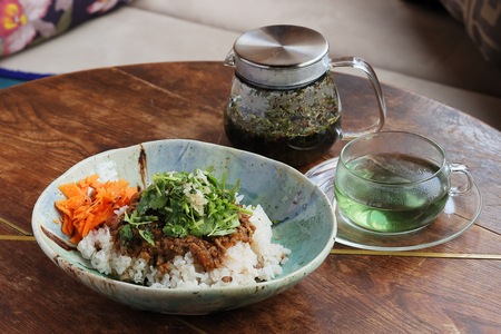 「植物最高カレー」ハーブティーつき1,600円。