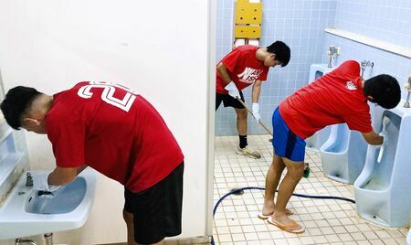 ボランティアでトイレ清掃に励む那覇西高校の生徒ら＝７月２６日、那覇市・同校（同校提供）