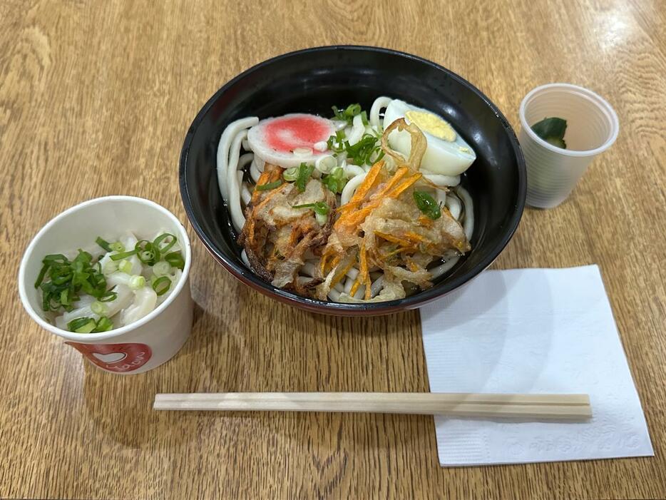 無料提供された伊勢うどん（左）と県人会で販売されたうどん（右）