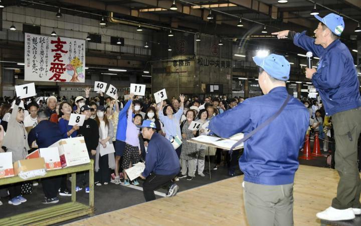 模擬競りなどで盛り上がった松山市中央卸売市場の市場まつり