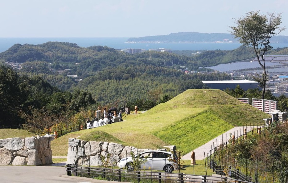 遠く玄界灘を望む高台にある